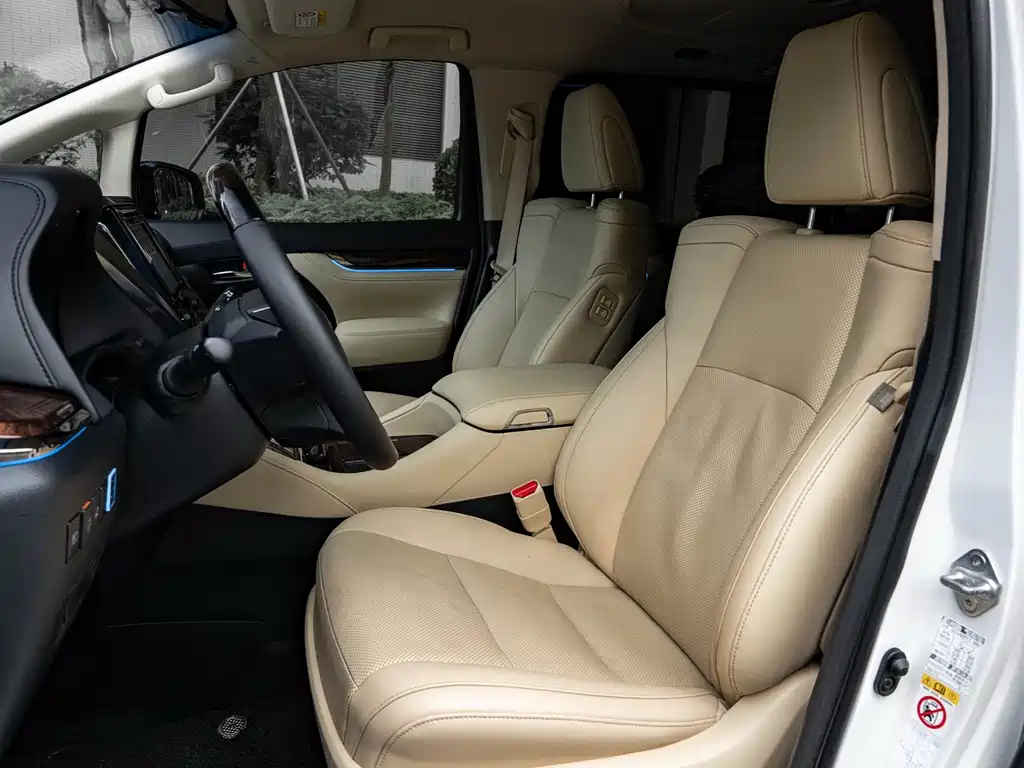 Toyota Alphard — фото 4