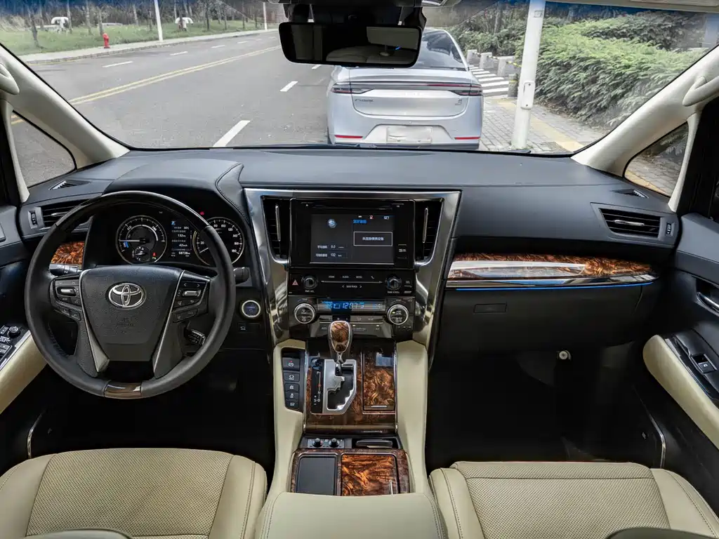 Toyota Alphard — фото 5