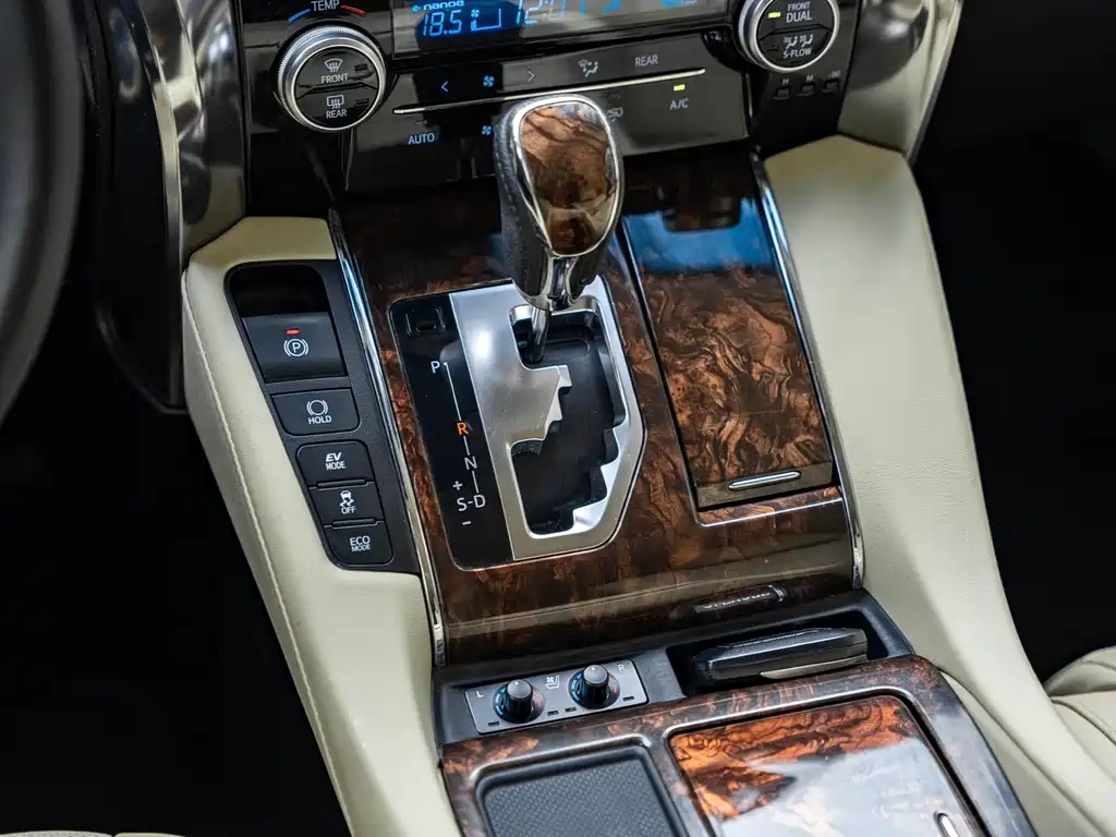 Toyota Alphard — фото 6