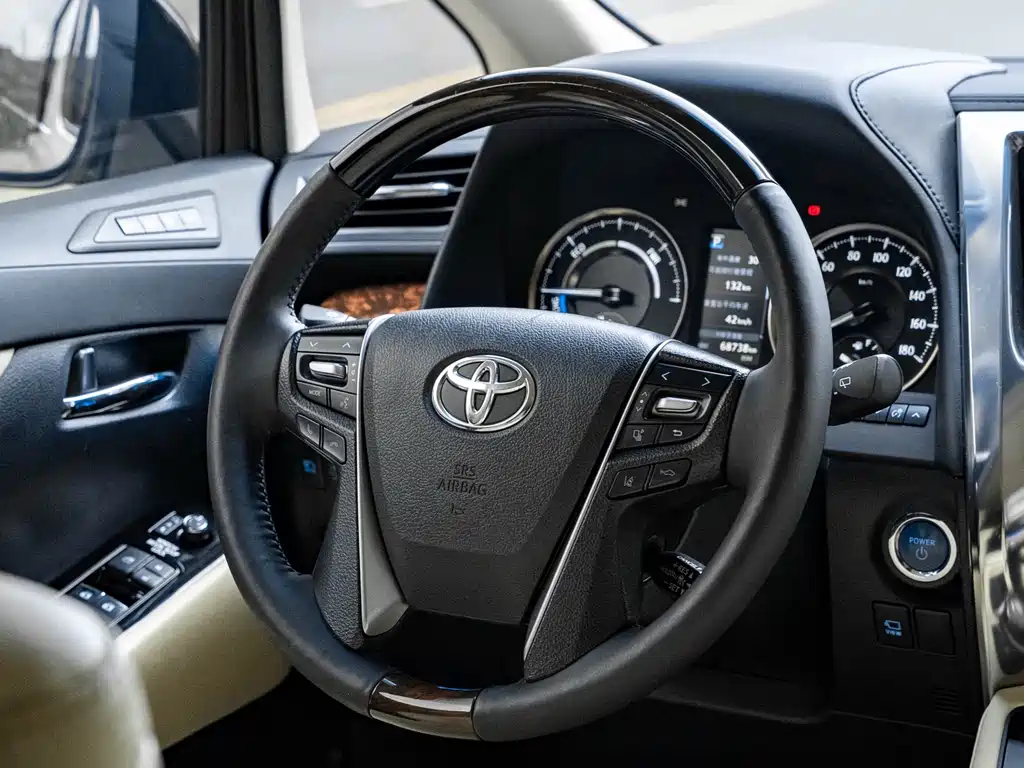 Toyota Alphard — фото 7