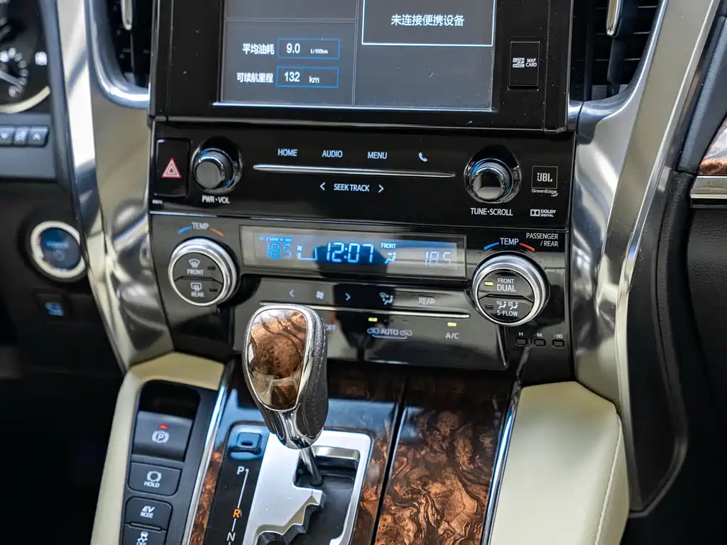 Toyota Alphard — фото 8