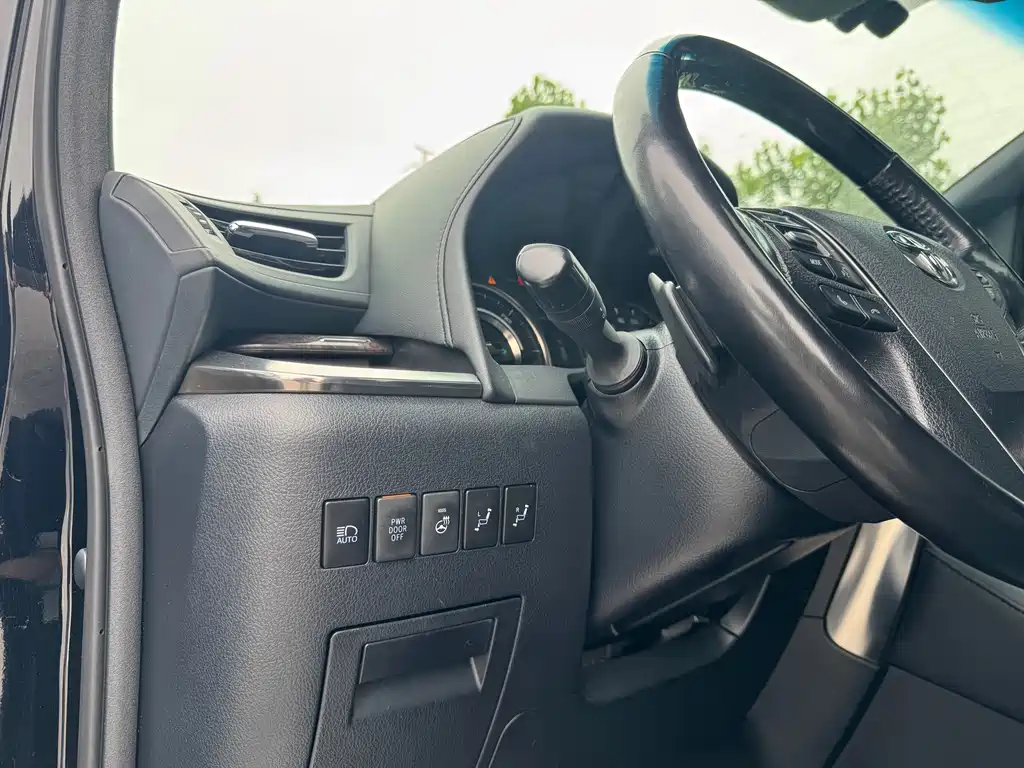 Toyota Vellfire — фото 14