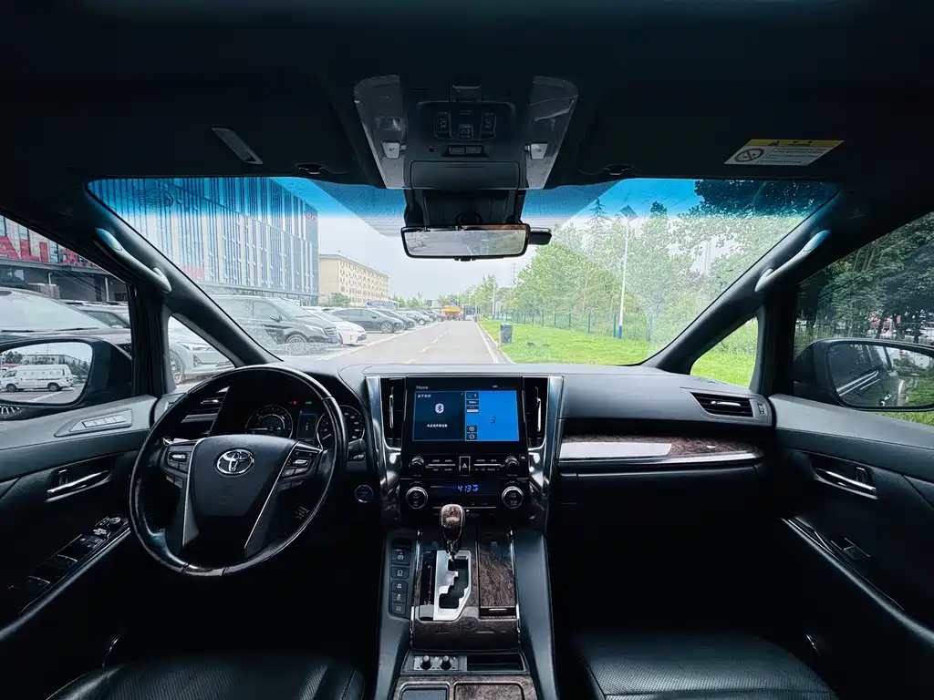 Toyota Vellfire — фото 3