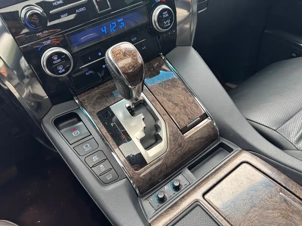 Toyota Vellfire — фото 7