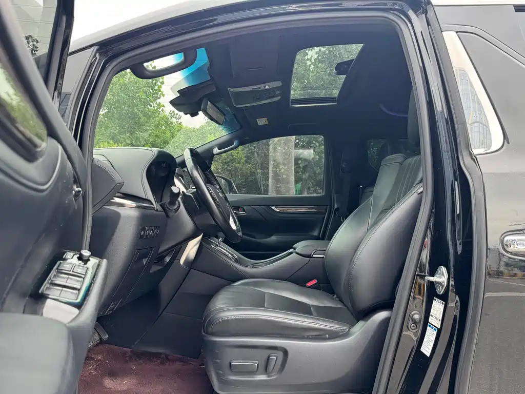 Toyota Vellfire — фото 8