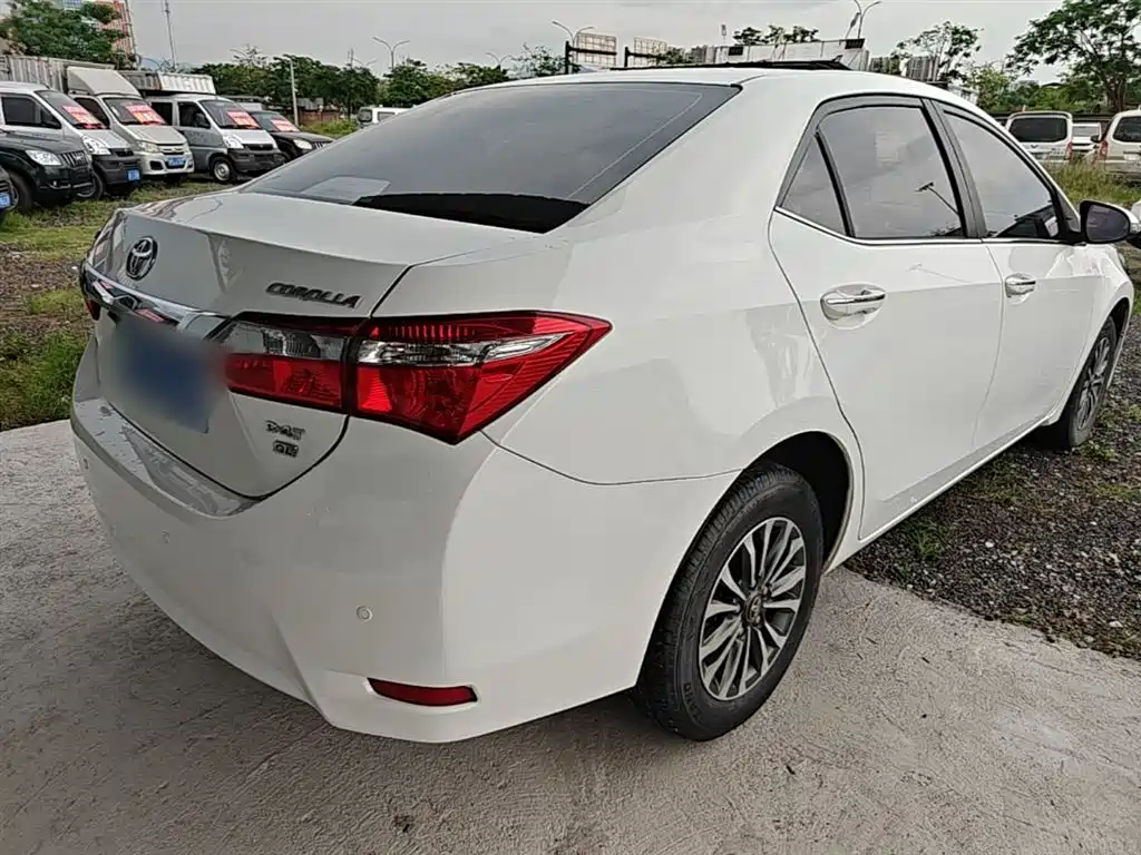 Toyota Corolla — фото 7