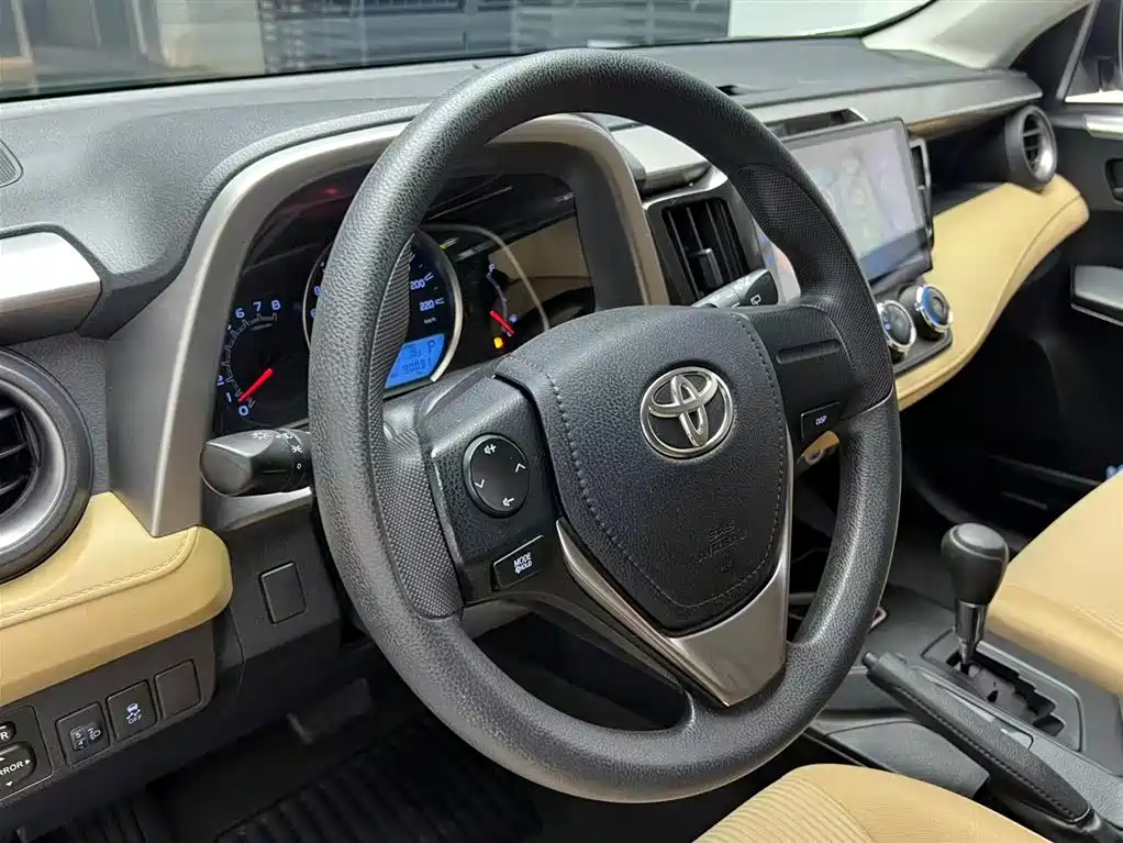 Toyota RAV4 — фото 7