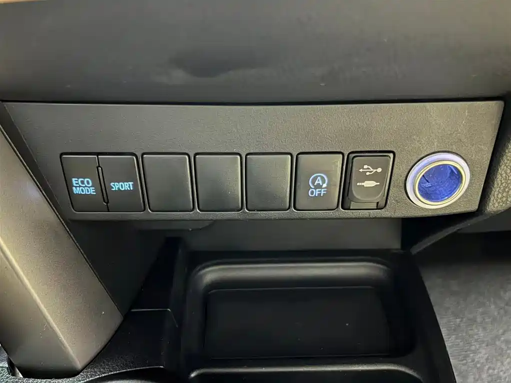 Toyota RAV4 — фото 9
