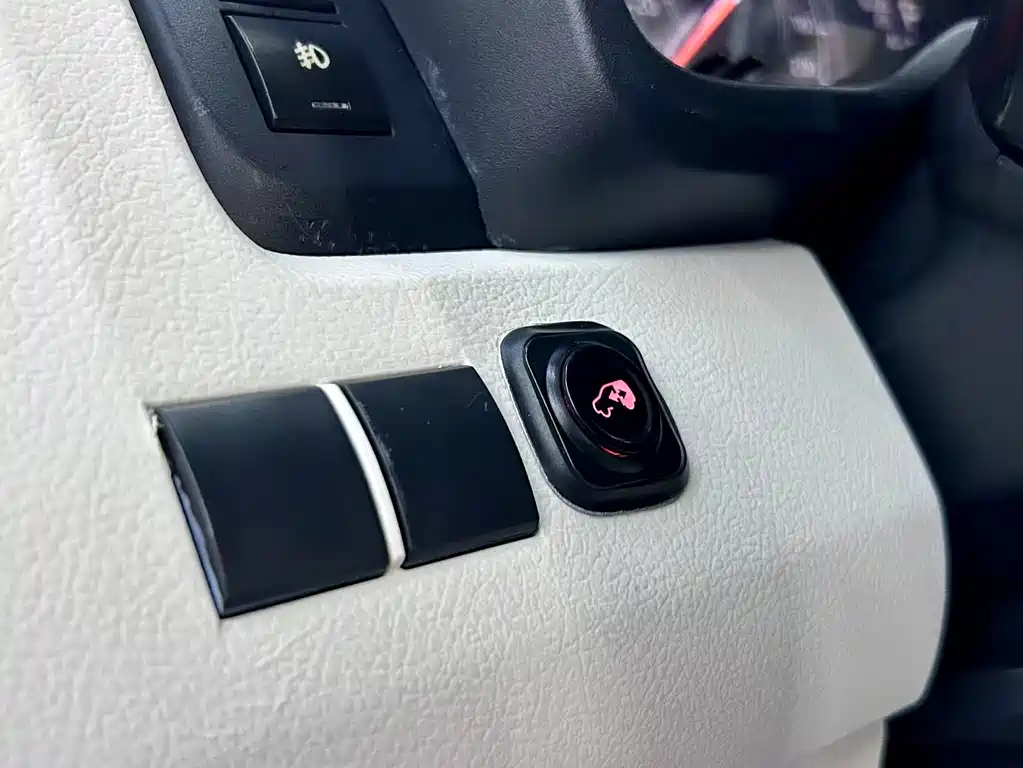 Toyota Hiace — фото 5