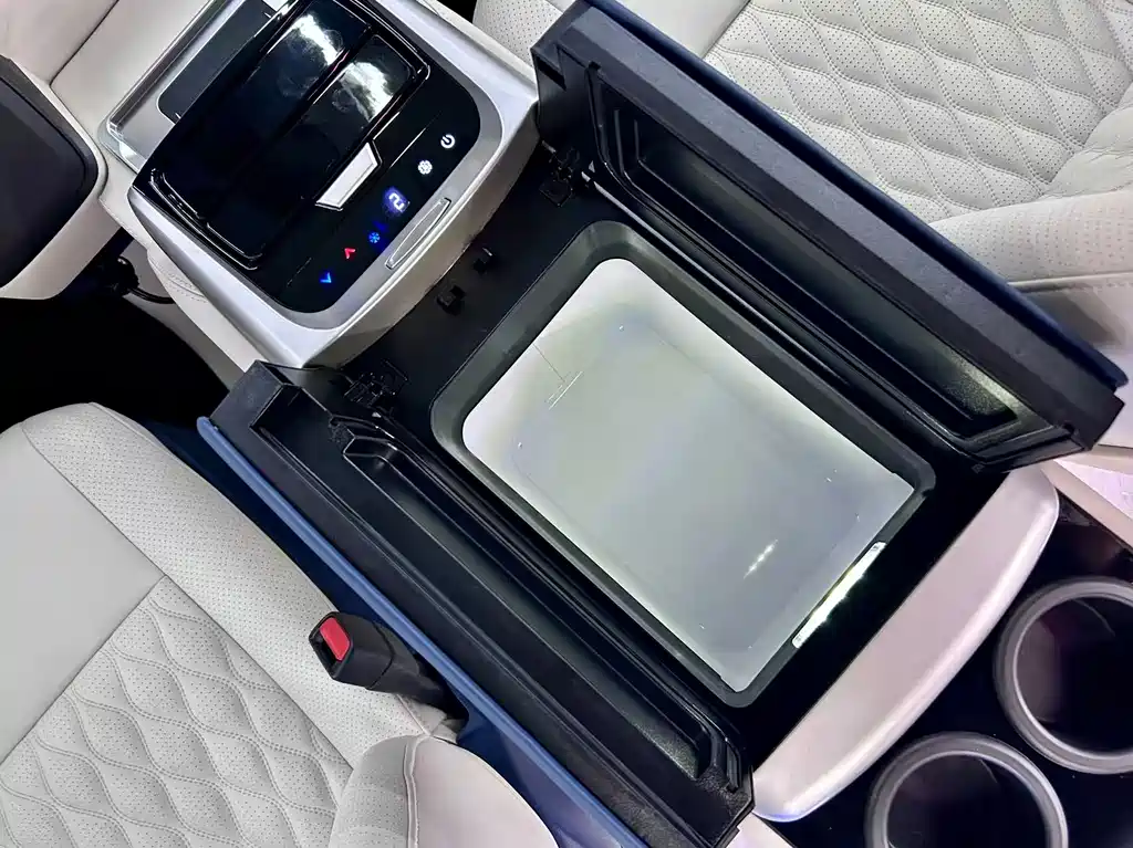 Toyota Hiace — фото 6