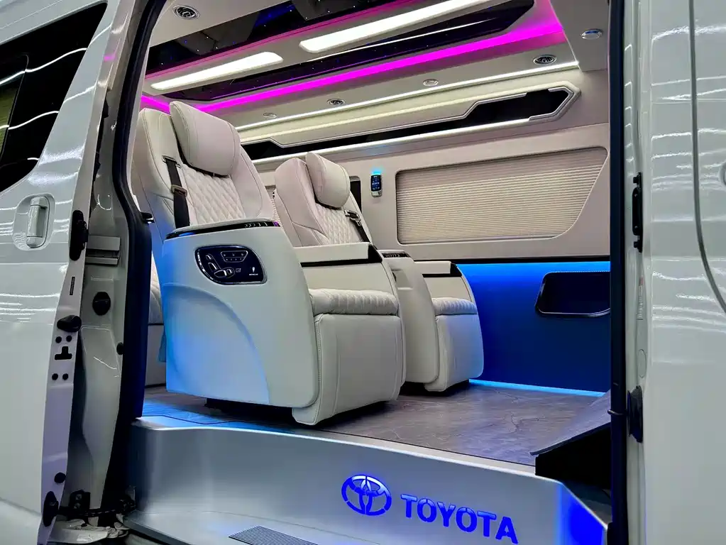 Toyota Hiace — фото 9