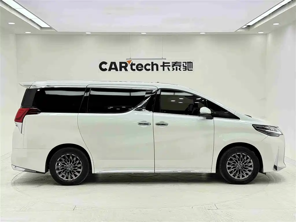 Toyota Alphard — фото 4