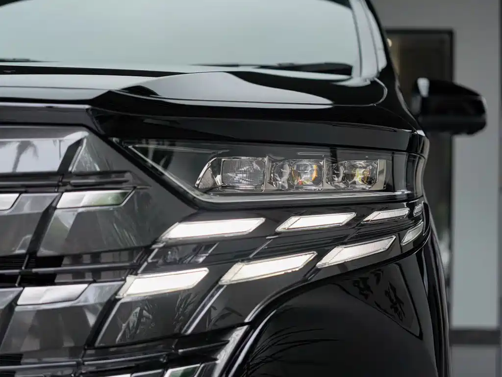 Toyota Alphard — фото 4