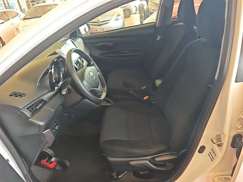 Toyota Yaris L — фото 14