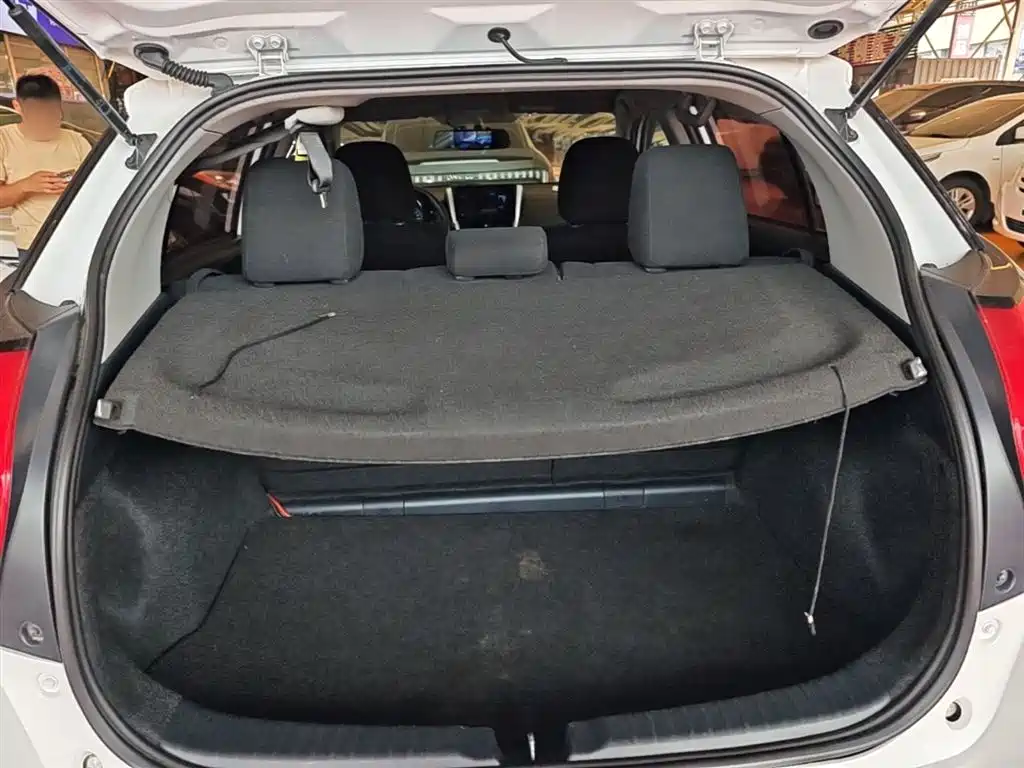 Toyota Yaris L — фото 19