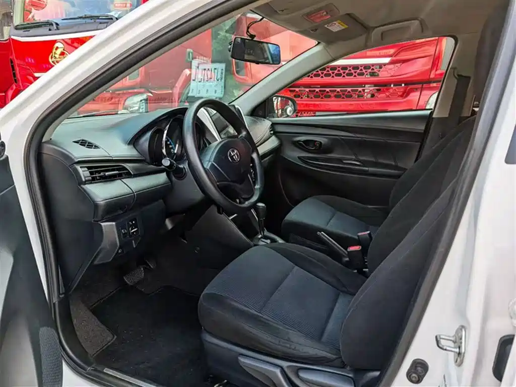 Toyota Yaris L — фото 24