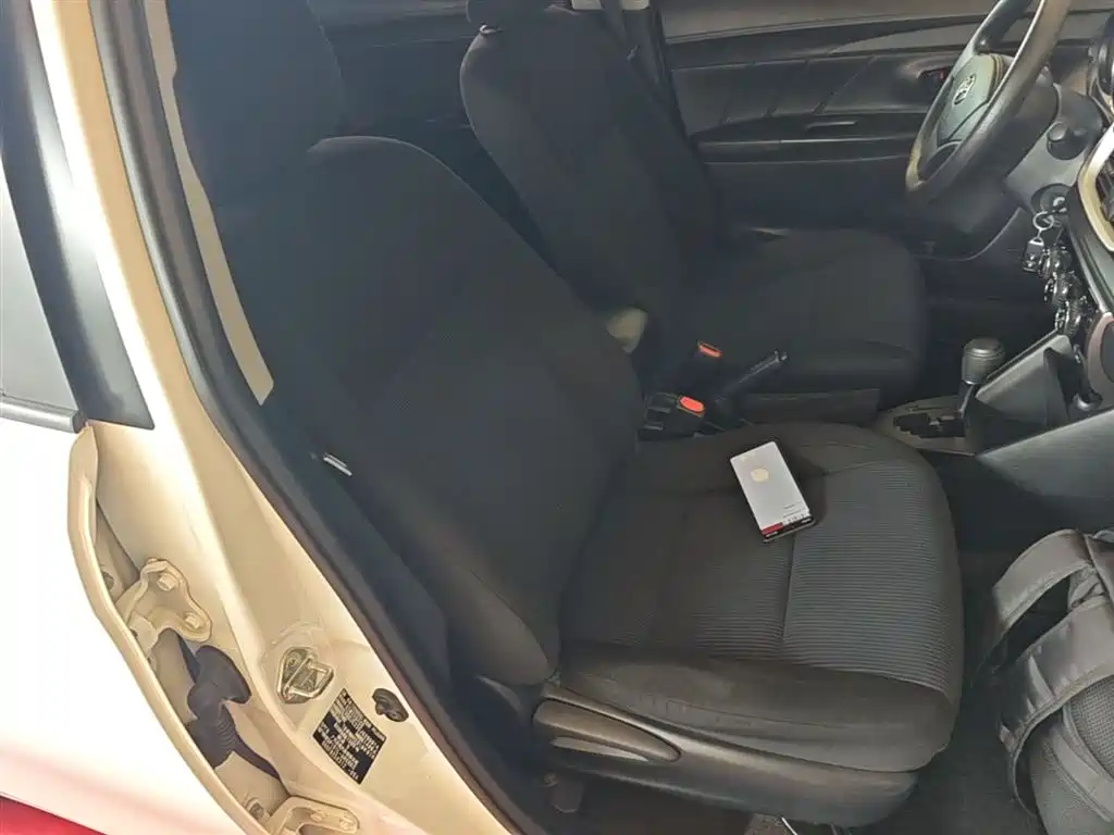 Toyota Yaris L — фото 4