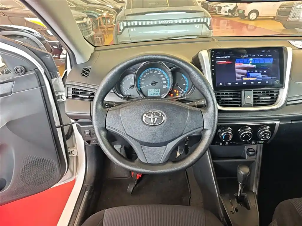Toyota Yaris L — фото 7