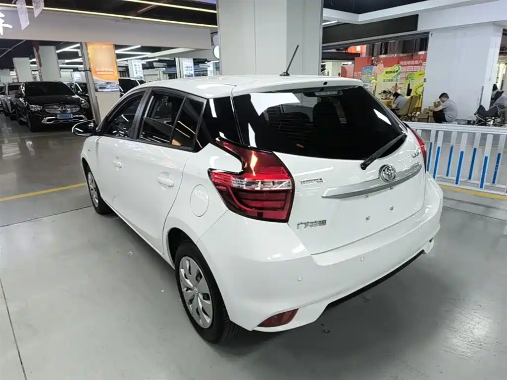 Toyota Yaris L — фото 5