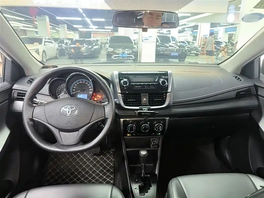 Toyota Yaris L — фото 10