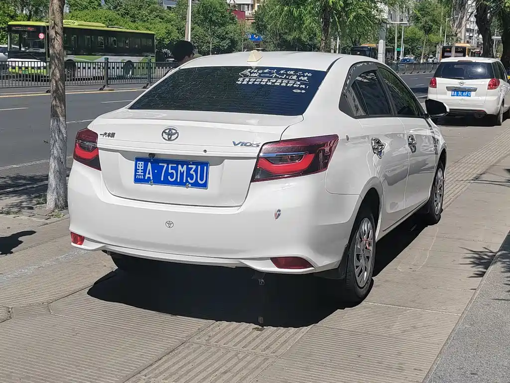 Toyota Vios — фото 4