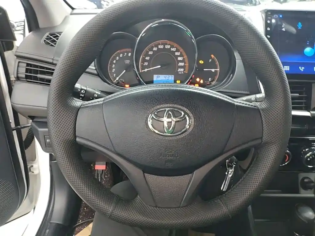 Toyota Yaris L — фото 11