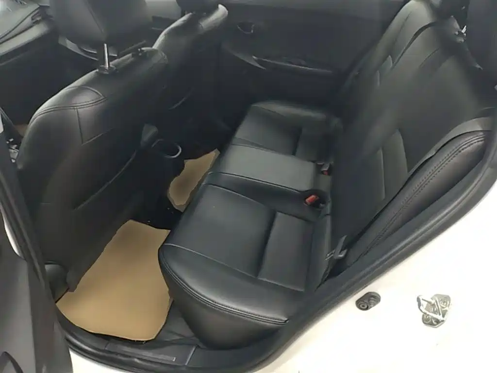 Toyota Yaris L — фото 17