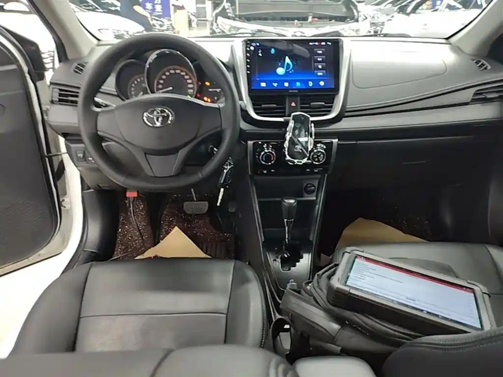Toyota Yaris L — фото 10