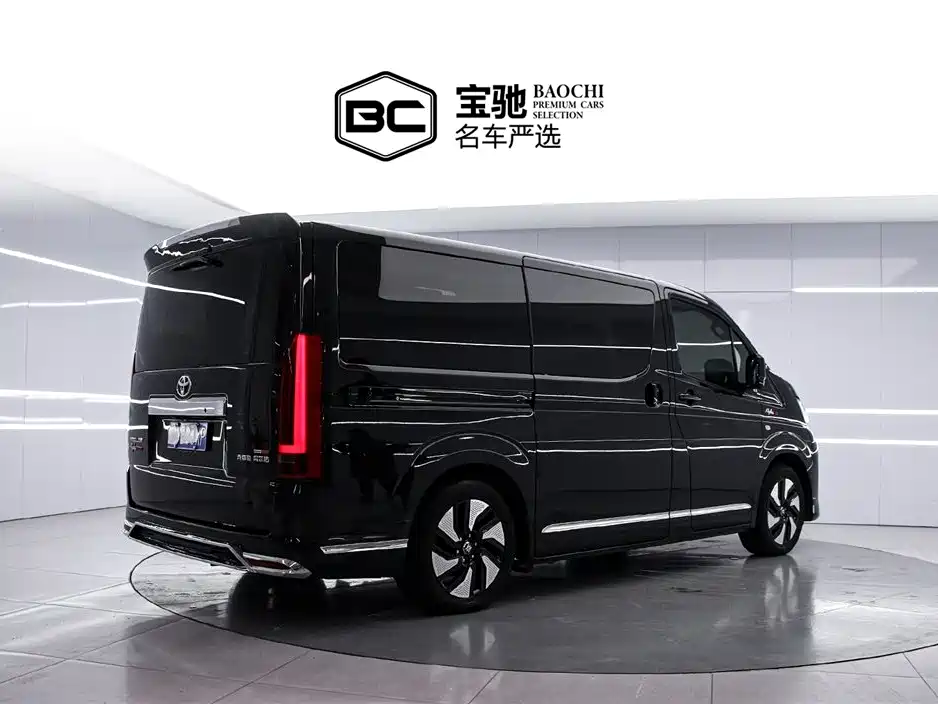 Toyota Hiace — фото 3