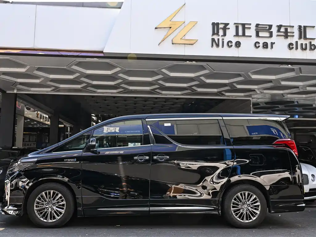 Toyota Alphard — фото 2