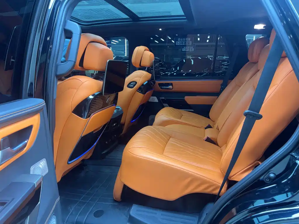 Toyota Sequoia — фото 10