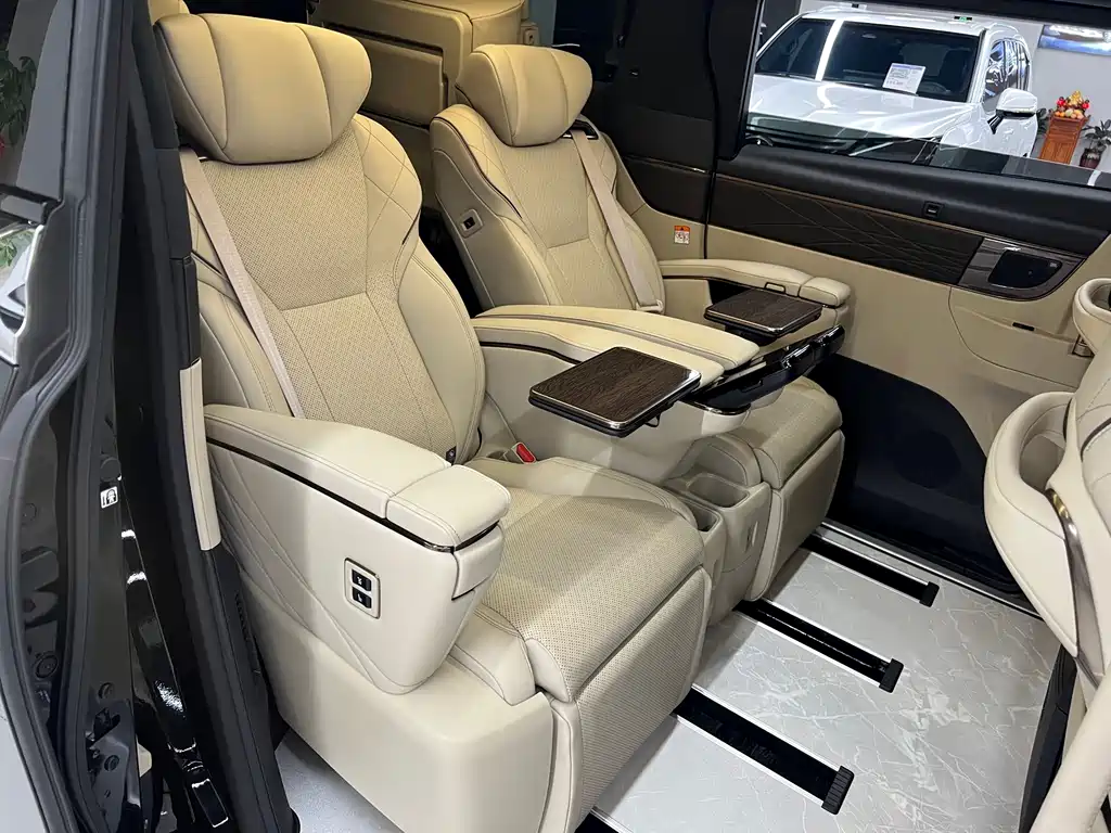 Toyota Alphard — фото 15