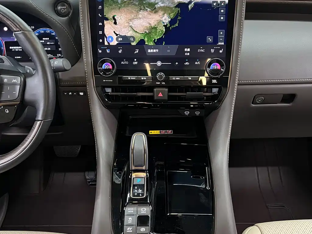 Toyota Alphard — фото 18