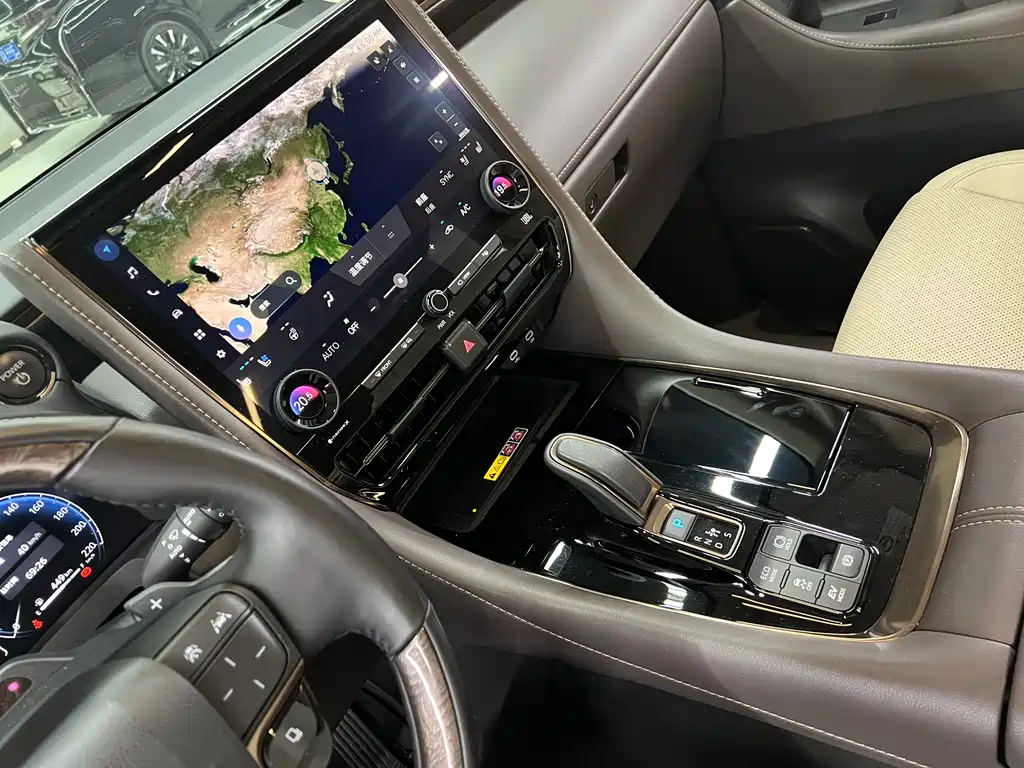 Toyota Alphard — фото 25