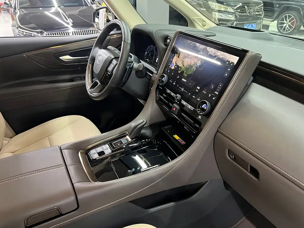 Toyota Alphard — фото 27