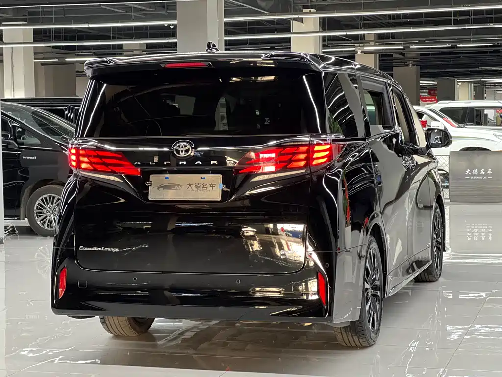 Toyota Alphard — фото 4
