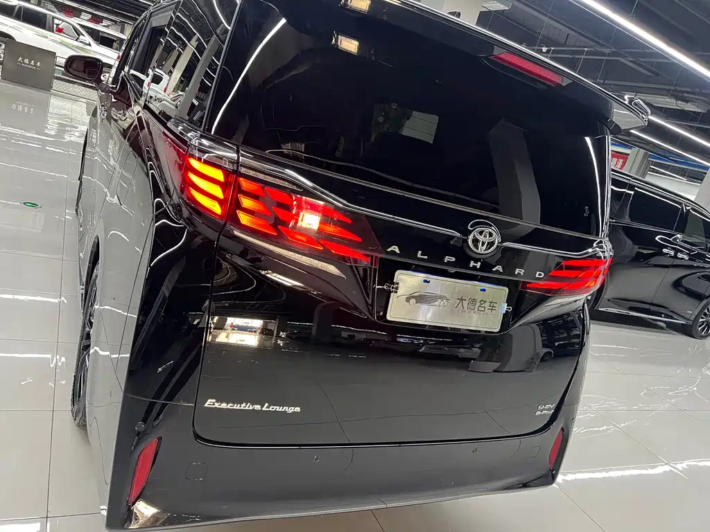 Toyota Alphard — фото 7