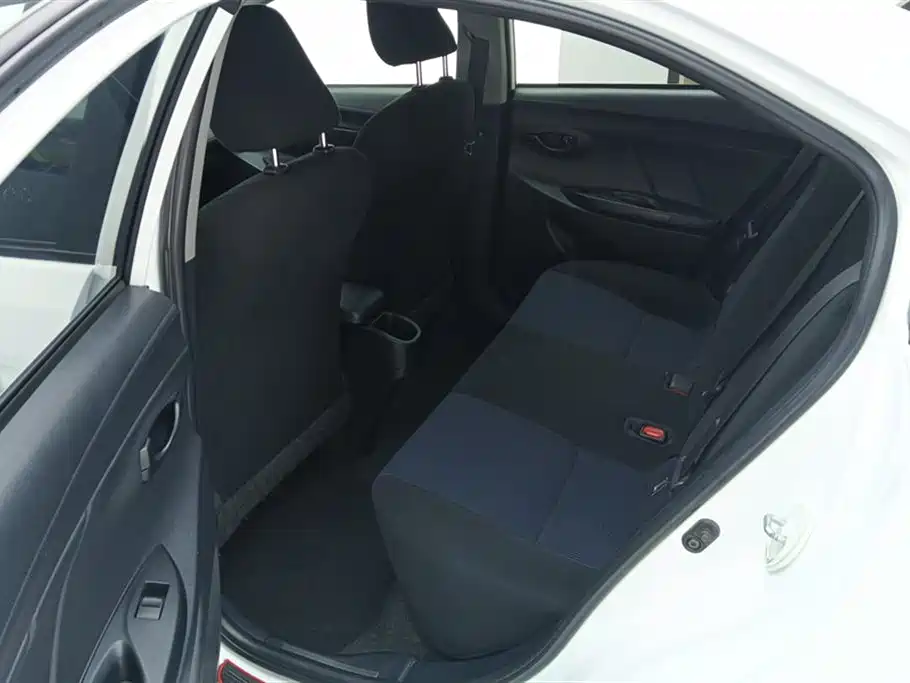 Toyota Yaris L — фото 11