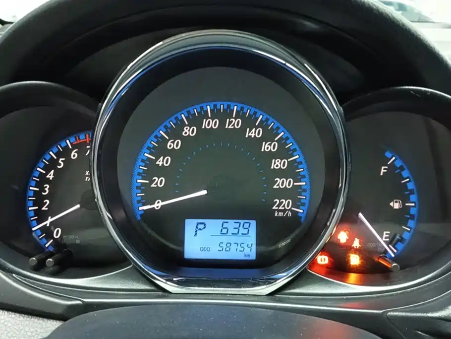 Toyota Yaris L — фото 14