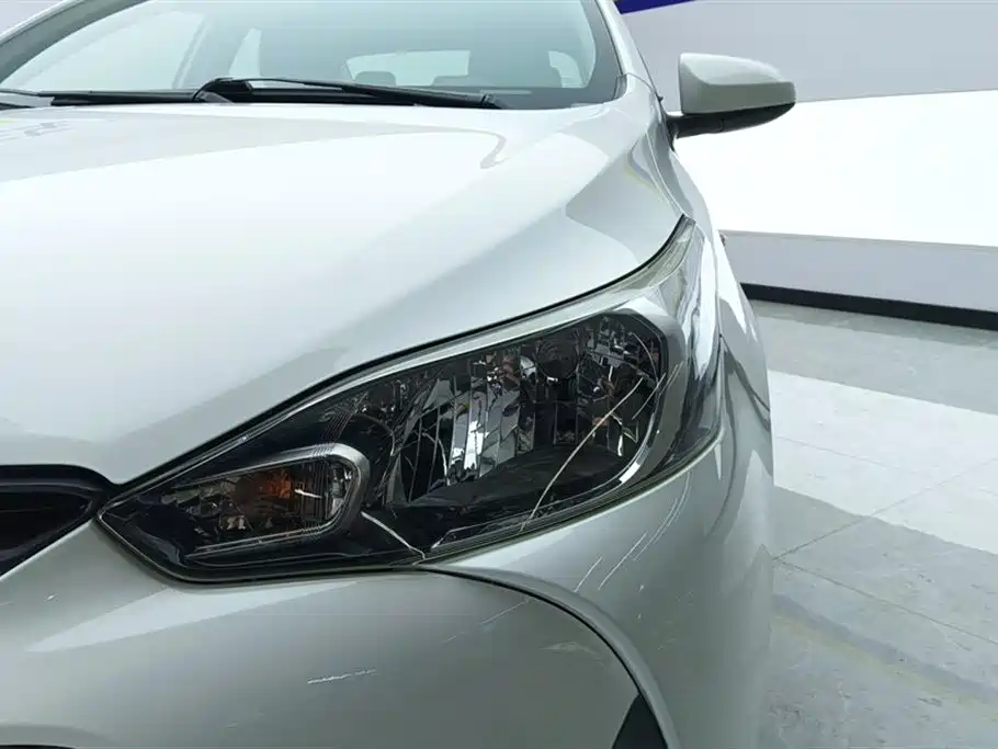 Toyota Yaris L — фото 5