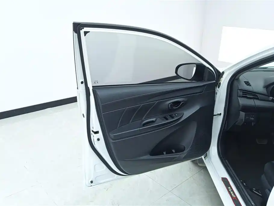 Toyota Yaris L — фото 7
