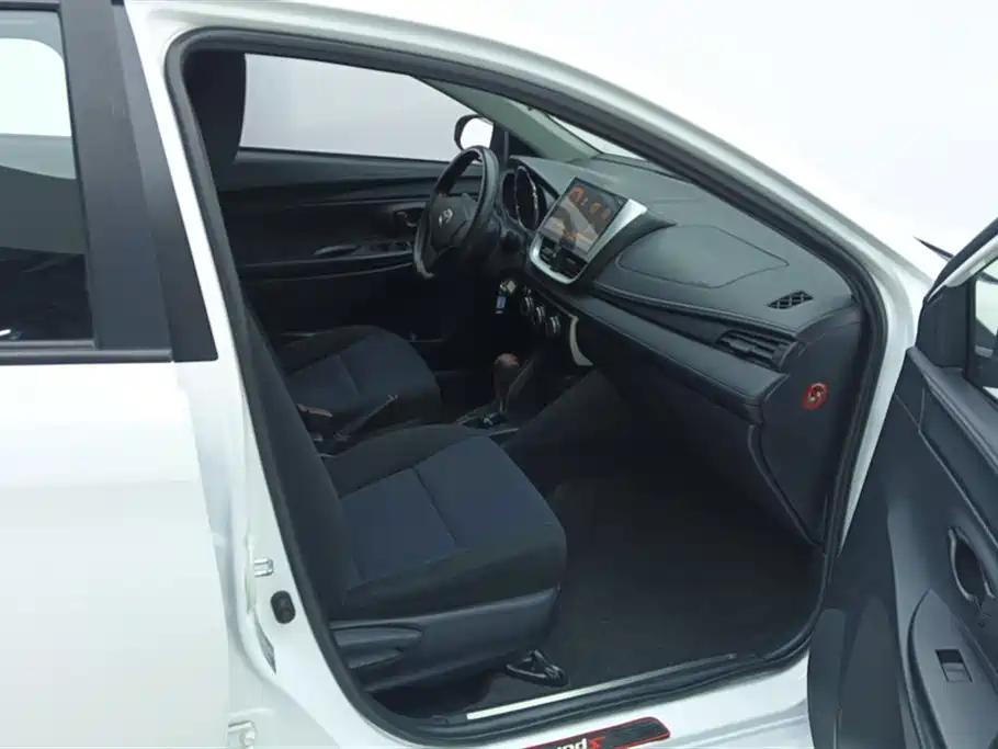 Toyota Yaris L — фото 8