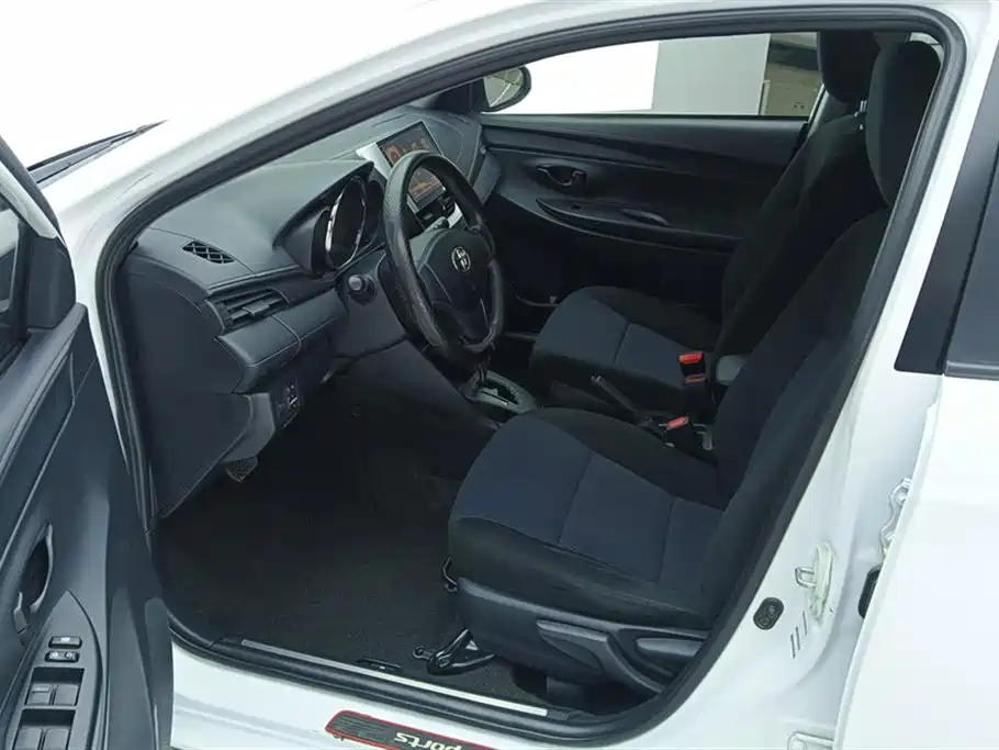 Toyota Yaris L — фото 9