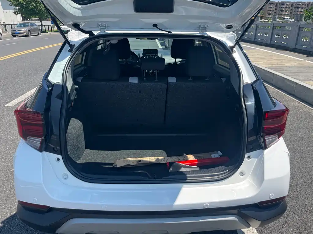 Toyota Yaris L — фото 11
