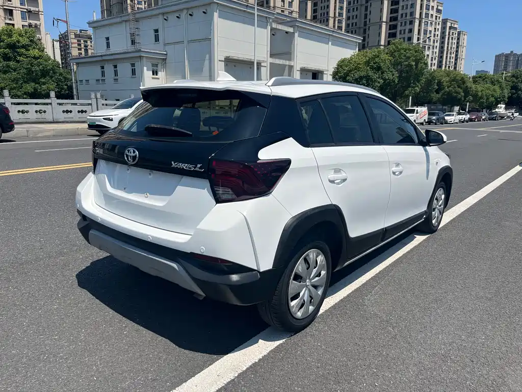 Toyota Yaris L — фото 4