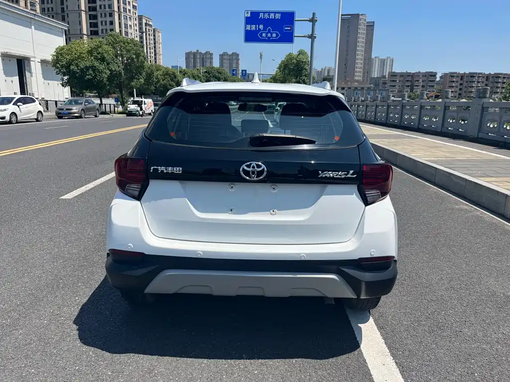 Toyota Yaris L — фото 5