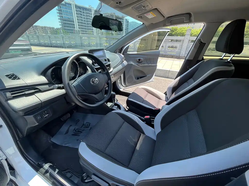 Toyota Yaris L — фото 10