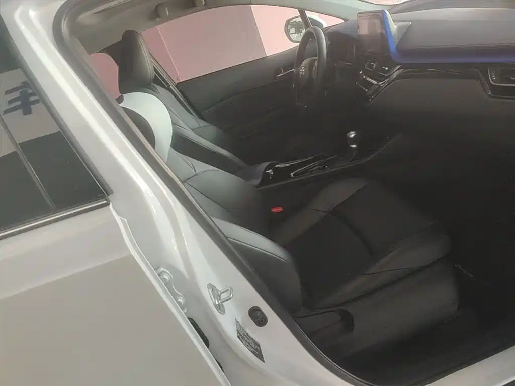 Toyota C-HR — фото 25