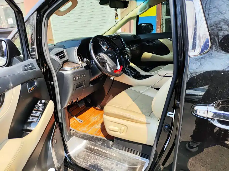 Toyota Alphard — фото 2