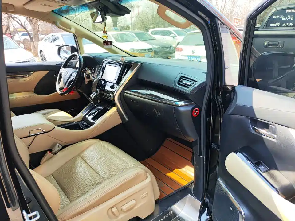 Toyota Alphard — фото 4